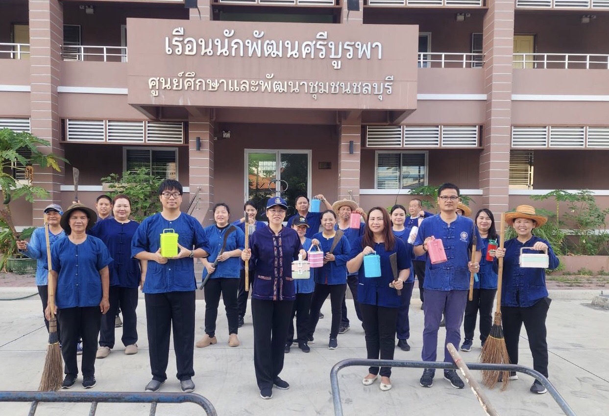 รูปภาพทีมงานถือปิ่นโต