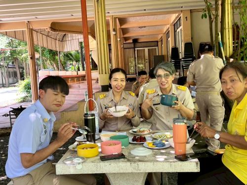 ร่วมประกอบอาหาร พร้อมรับประทานอาหารกลางวัน ร่วมกับด้วยบุคลากร ศพช.สระบุรี 